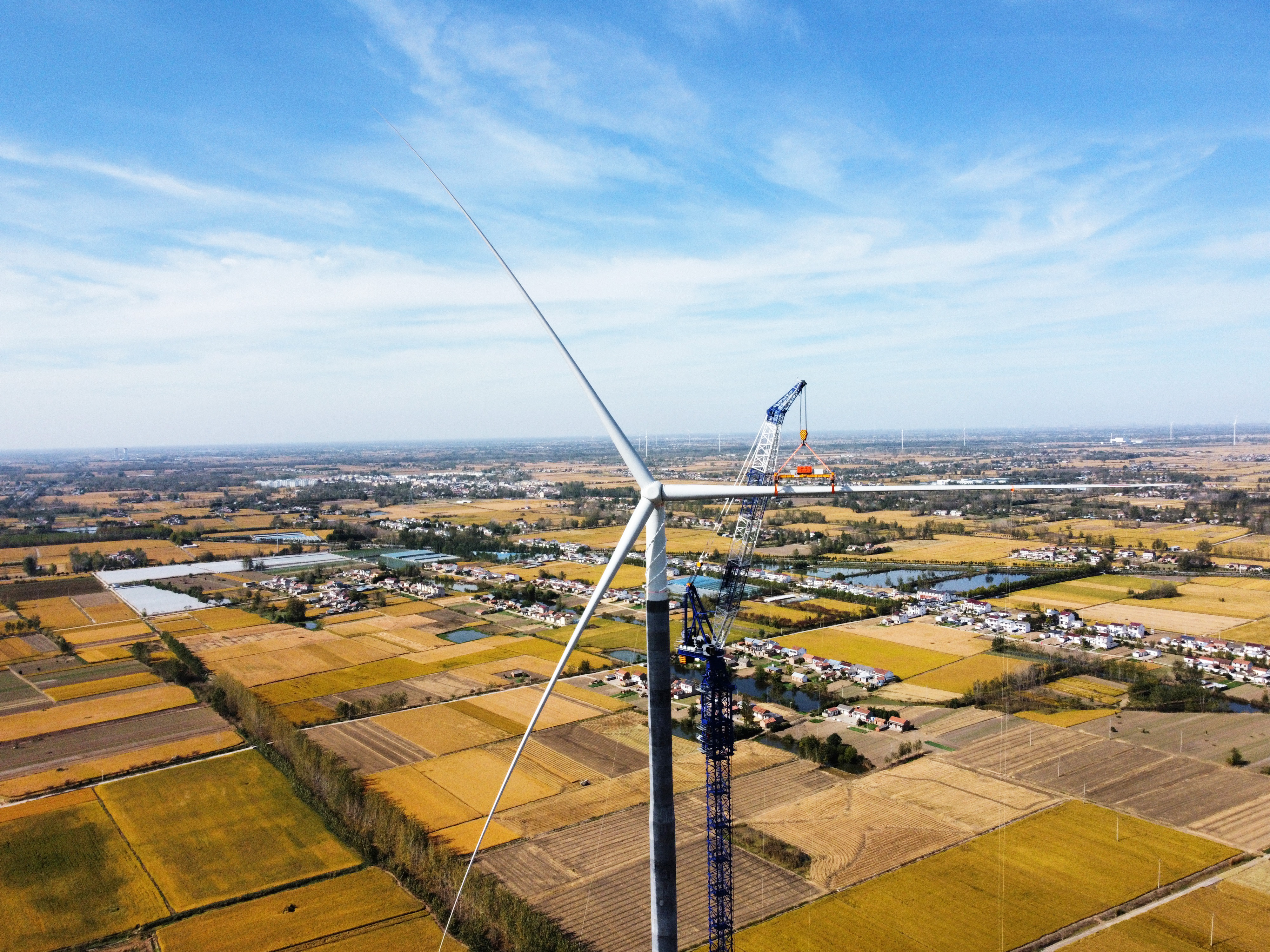 180米！全球首台超高性能混凝土材料混塔机组完成吊装